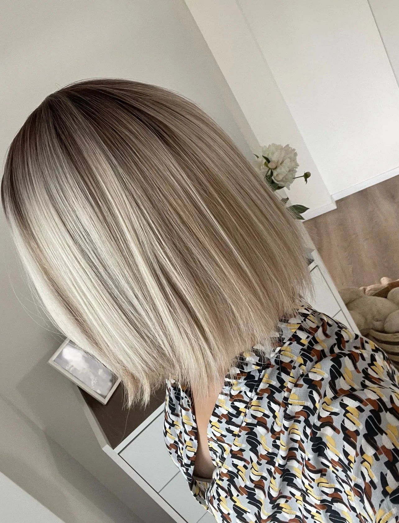 Short Blonde Bob Synthetic Wig - Crossdresser's Chic Shoulder-Length Straight Style with Dark Root and Mixed White Hair